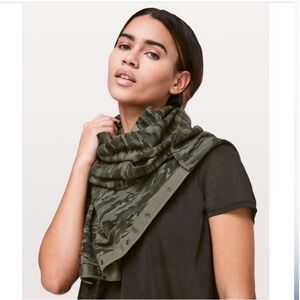Lululemon vinyasa camouflage comentivirble wrap